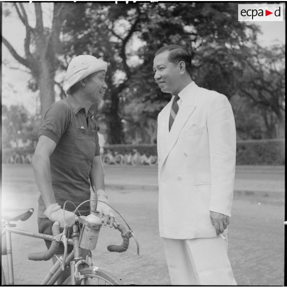 Pham Van Binh et un coureur cycliste lors de la course cycliste Hanoï-Hadong-Hanoï.