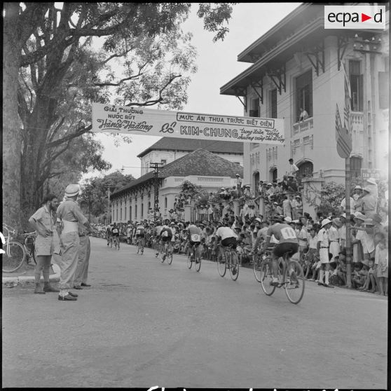 Les coureurs cyclistes en plein effort lors de la course cycliste Hanoï-Hadong-Hanoï.
