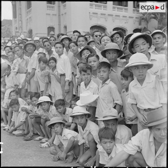 Spectateurs assistant aux différentes courses cyclistes Hanoï-Hadong-Hanoï.