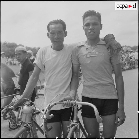 Deux coureurs cyclistes lors de la course cycliste Hanoï-Hadong-Hanoï.