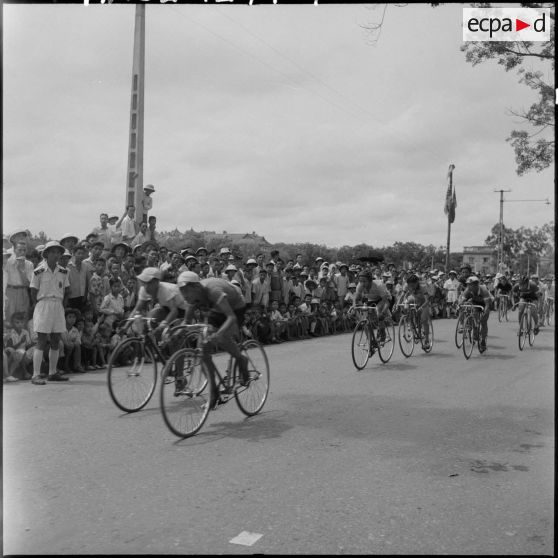 Les coureurs cyclistes en plein effort lors de la course cycliste Hanoï-Hadong-Hanoï.