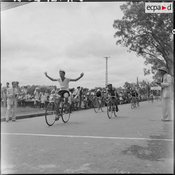 Le vainqueur de la 3e série passe la ligne d'arrivée de la course cycliste Hanoï-Hadong-Hanoï.