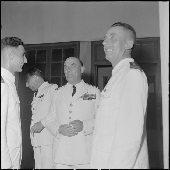 Officiers supérieurs au cocktail d’adieu du général Pélissié.