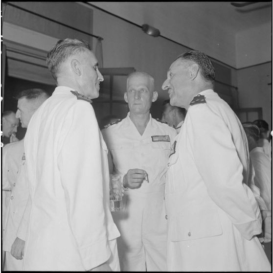 Le général de Berchoux et le général Chassin au cocktail d’adieu du général Pélissié.