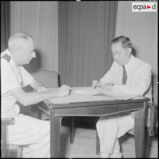 Le général de Linarès et M. Nguyen Dê signent les accords de passation de pouvoirs rattachant le pays Thaï à la Couronne.