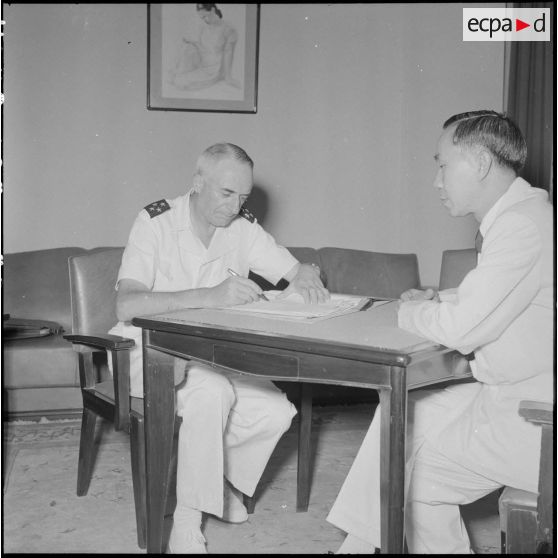 Le général de Linarès et M. Nguyen Dê signent les accords de passation de pouvoirs rattachant le pays Thaï à la Couronne.