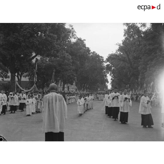 Procession remontant le boulevard  Rollandes lors de la fête Dieu à Hanoï.
