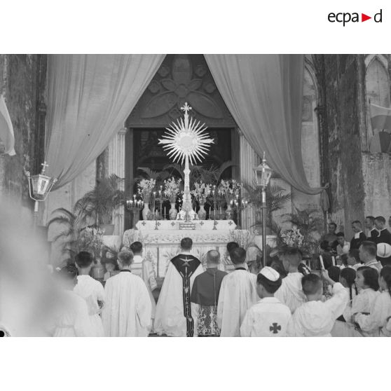 L'autel du Saint-Sacrement à l'entrée de la cathédrale de Hanoï pendant la fête Dieu à Hanoï.
