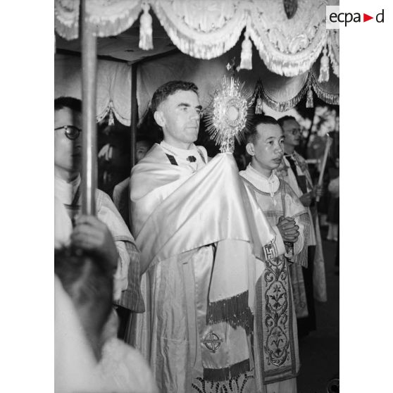Pendant la fête Dieu à Hanoï et au cours de la procession, Mgr Dooley porte le Saint-Sacrement.