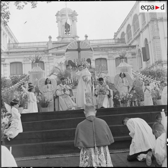 Office de Mgr Dooley pendant la fête Dieu à Hanoï.