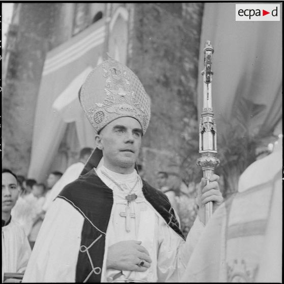 Mgr Dooley au cours de la fête Dieu à Hanoï.