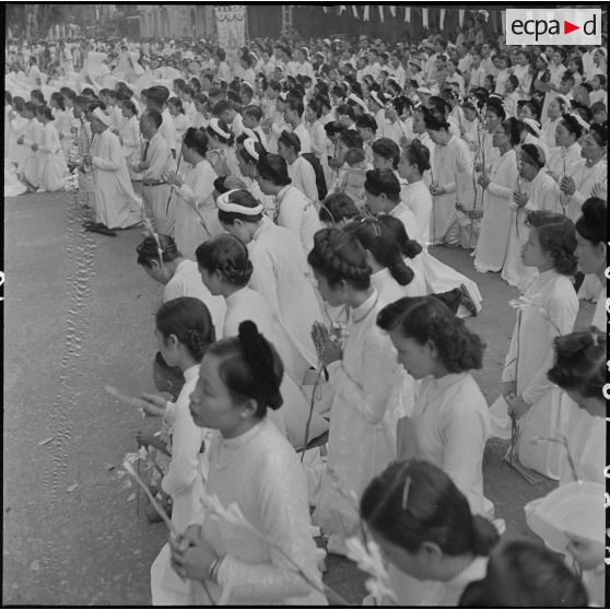 Au cours de la fête Dieu à Hanoï, les fidèles, en procession, font halte.