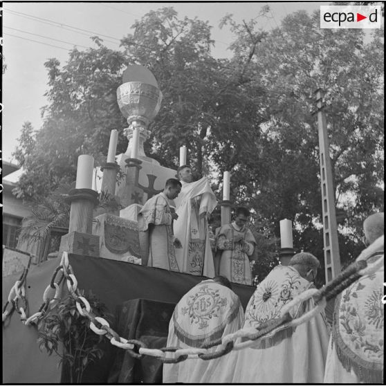 Mgr Dooley élève le Saint-Sacrement.