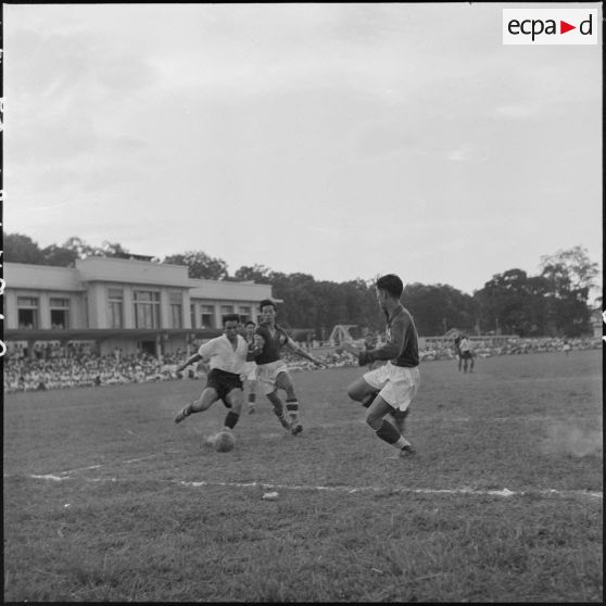 Match de football opposant l'équipe de Nam-Hoa à la sélection Nord-Vietnam.