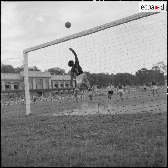 Un dégagement du goal de Nam-Hoa au cour du match de football opposant l'équipe de Nam-Hoa à la sélection Nord-Vietnam à Hanoï.