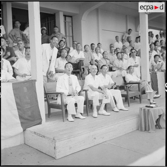 La tribune officielle pendant le match de football opposant l'équipe de Nam-Hoa à la sélection Nord-Vietnam.