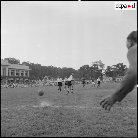 Match de football opposant l'équipe de Nam-Hoa à la sélection Nord-Vietnam.