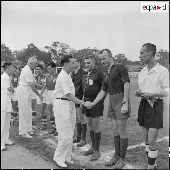 M. Pham Van Binh et le général de Linarès se font présenter les joueurs du match de football opposant l'équipe de Nam-Hoa à la sélection Nord-Vietnam.