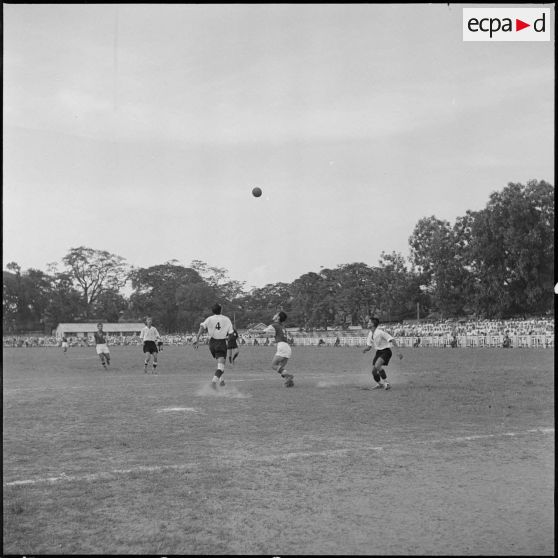 Match de football opposant l'équipe de Nam-Hoa à la sélection Nord-Vietnam.