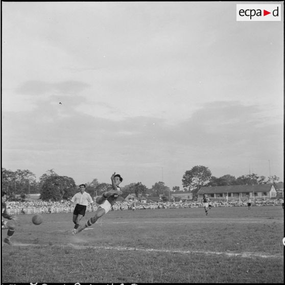 Match de football opposant l'équipe de Nam-Hoa à la sélection Nord-Vietnam.