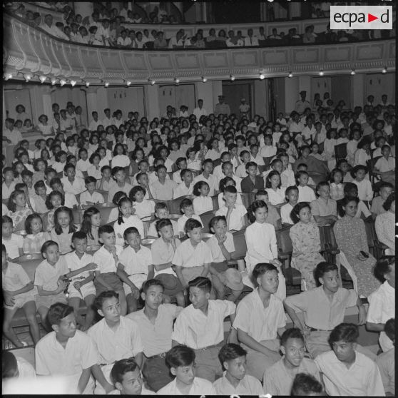 Vue sur les places d'orchestre du théâtre municipal d'Hanoï, où les élèves du lycée Albert Sarraut reçoivent leurs prix.