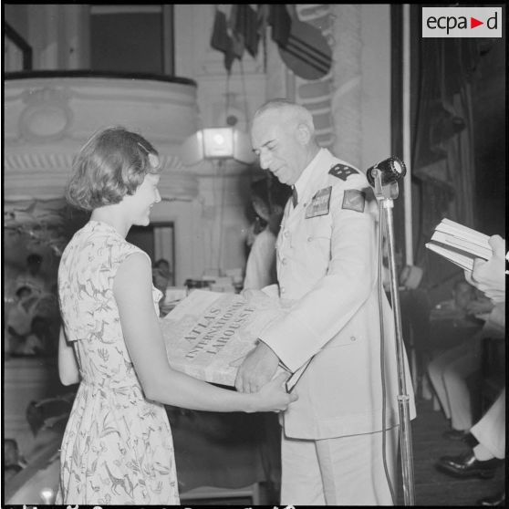 Une jeune élève du lycée Albert Sarraut reçoit un prix.