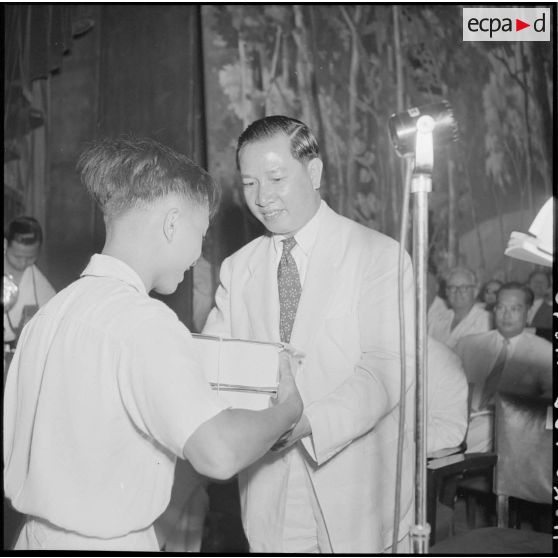 M. Pham Van Binh remet ses prix à un jeune élève du lycée Albert Sarraut.