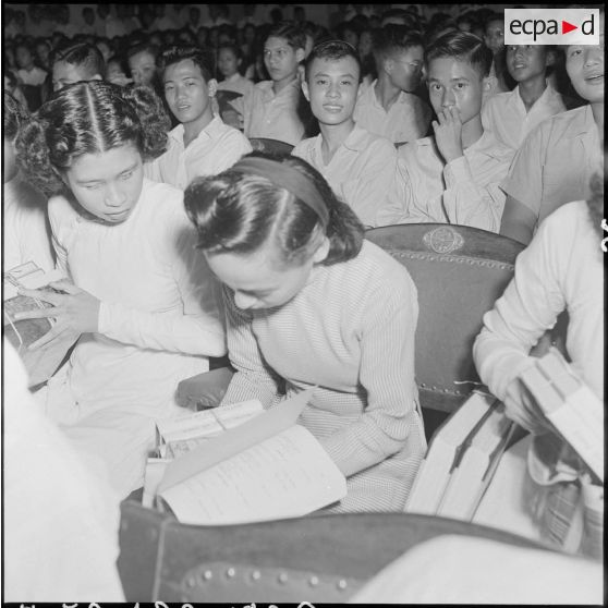 Au théâtre municipal d'Hanoï, des jeunes filles du lycée Albert Sarraut ont reçu leurs prix.