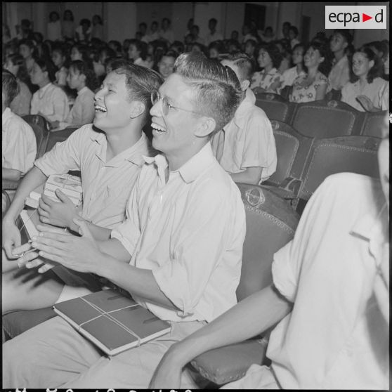 Au théâtre municipal d'Hanoï, des étudiants du lycée Albert Sarraut applaudissent leurs camarades lors de la remise des prix.