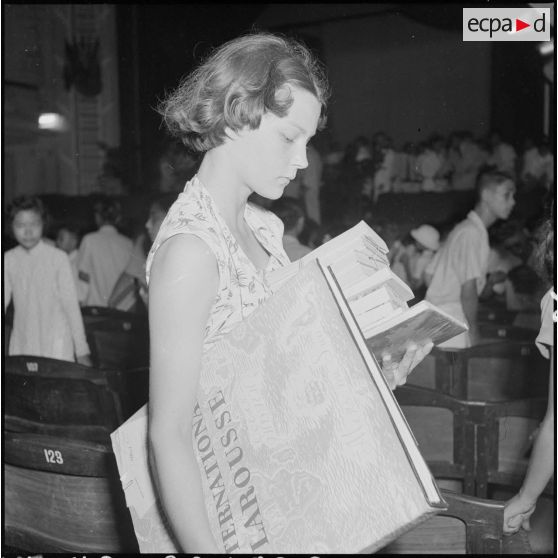 Au théâtre municipal d'Hanoï, une jeune fille du lycée Albert Sarraut a reçu ses prix.