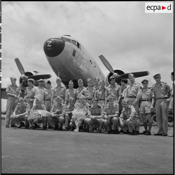 L'équipe militaire française de football posant sur l'aérodrome de Gia Lam (Hanoï).