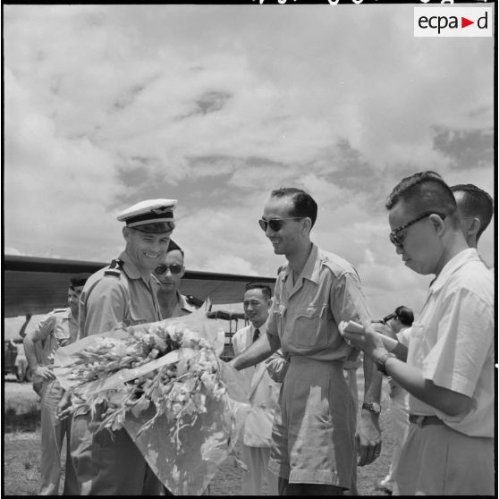 Accueil de l'équipe militaire française de football à l'aéroport de Gia Lam.