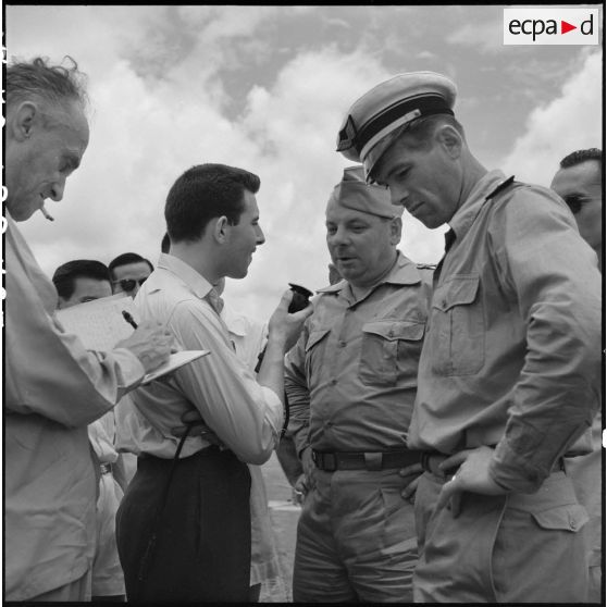 Dès leur arrivée à l'aéroport de Gia Lam, les dirigeants de l'équipe militaire de footbal de France sont interviewés par un reporter radio.
