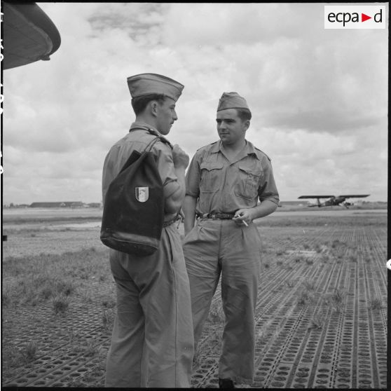 Deux hommes du rang de l'armée de l'Air à l'aéroport de Gia Lam à l'arrivée de l'équipe militaire française de football.