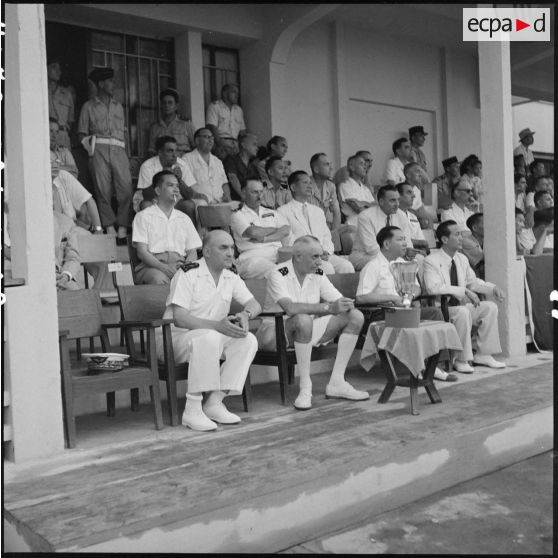 Personnalités civiles et militaires dans la tribune officielle.