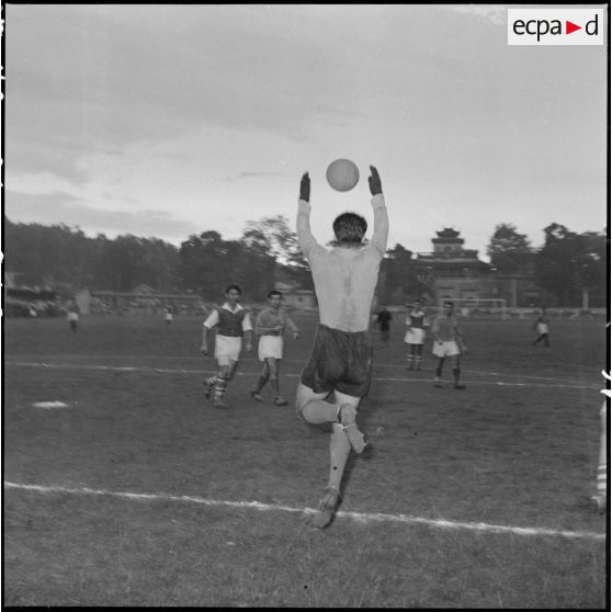 Le goal de la sélection militaire de France face aux attaquants de l'équipe adverse.