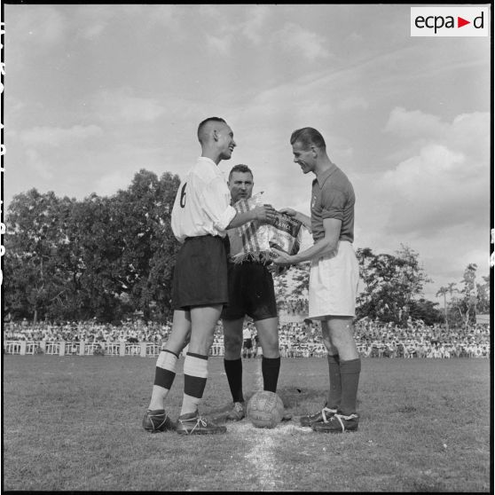 Echange des fanions entre les joueurs de l'équipe militaire de France et de l'une des équipes vietnamiennes de la sélection du Nord-Vietnam.