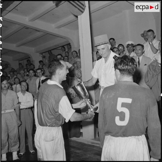 Le général de Linarès remet la coupe au capitaine de l'équipe Sélection militaire de Hanoï.