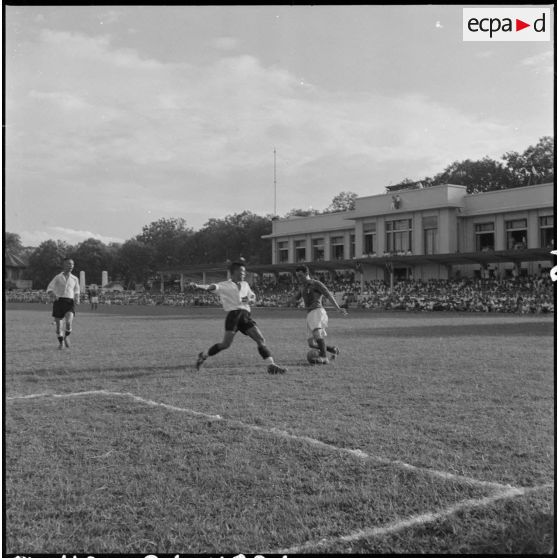 L'équipe militaire de France mène une attaque près des barres de l'une des équipes vietnamiennes de la sélection du Nord-Vietnam.