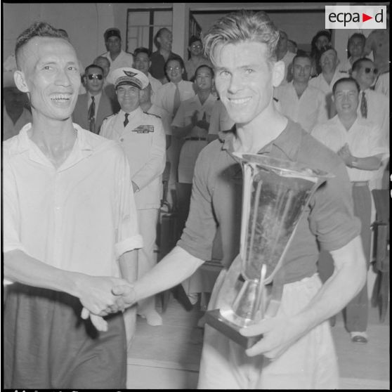 Les capitaines des équipes adverses se serrent la main.