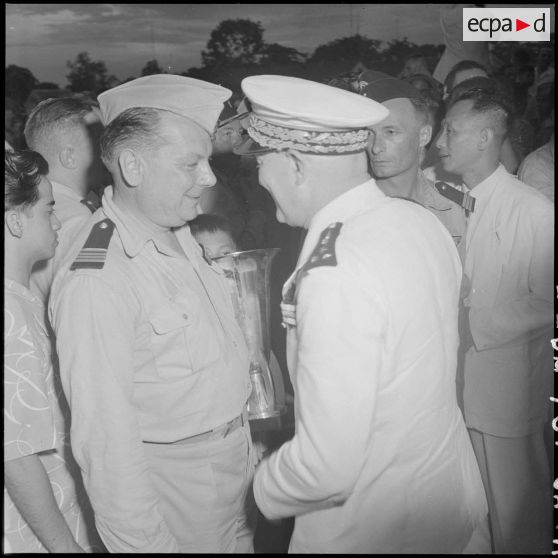 Le général Chassin et un officier de l'armée de l'Air après le match de football ayant opposé l'équipe militaire de France à une des équipes vietnamiennes.
