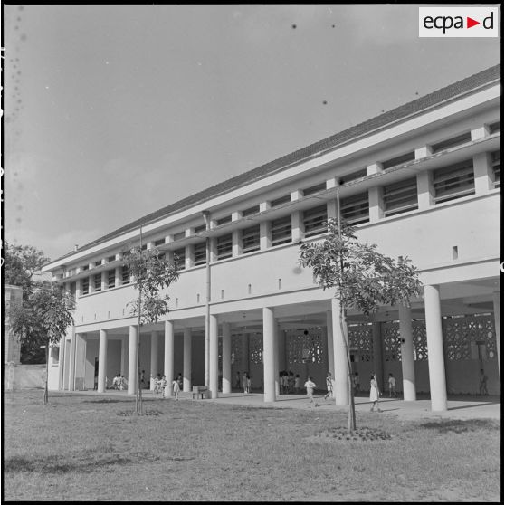 Le préau du lycée Albert Sarraut d'Hanoï.