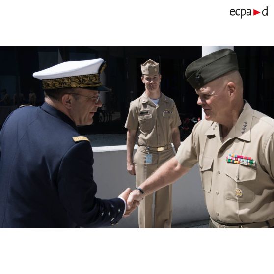 L'amiral Christophe Prazuck, CEMM (chef d'état-major de la Marine), reçoit le général Robert Neller, commandant de l'US Marines Corps, lors de sa visite à Balard.