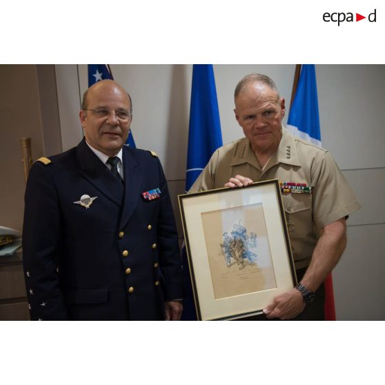Remise de cadeau entre l'amiral Christophe Prazuck, CEMM (chef d'état-major de la Marine), et le général Robert Neller, commandant de l'US Marines Corps, lors de sa visite à Balard.