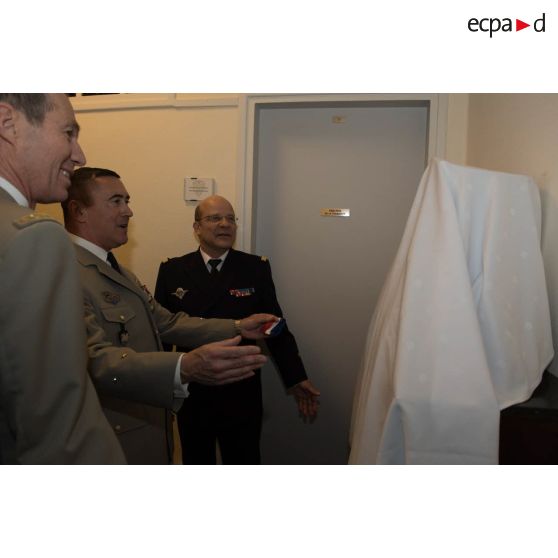 L'amiral Christophe Prazuck, chef d'état-major de la Marine, dévoile le buste de l'amiral Castex en compagnie du général de corps d'armée Bernard de Courrèges d'Ustou, directeur de l'IHEDN (Institut des hautes études de Défense nationale) et du directeur du Centre des hautes études militaires, lors de la cérémonie d'inauguration d'une coursive dans les locaux de l'Ecole militaire, à Paris.