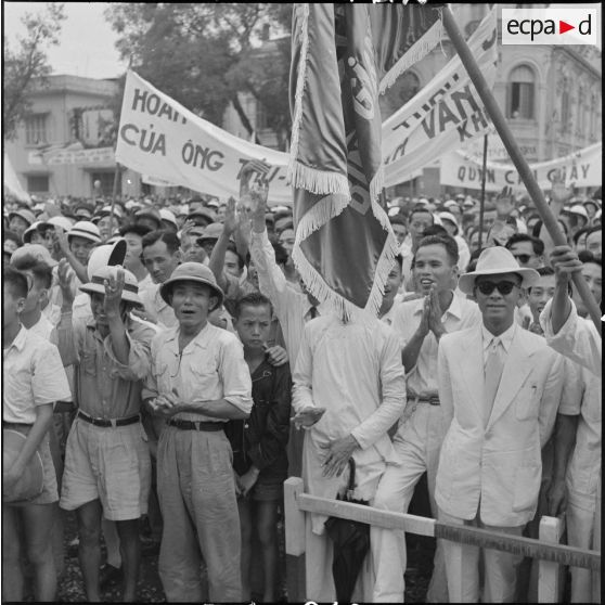 Foule assistant à la cérémonie de présentation du nouveau gouvernement d'Union nationale à Hanoï.