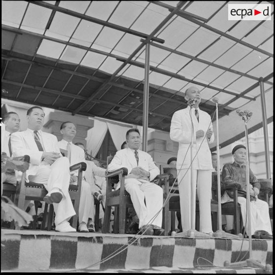 M. Phan Van Gio, vice-président et ministre de l'Information, fait un discours à l'occasion de la cérémonie de présentation du nouveau gouvernement d'Union nationale à Hanoï.