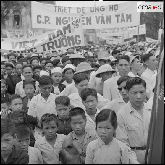 Foule assistant à la cérémonie de présentation du nouveau gouvernement d'Union nationale à Hanoï.