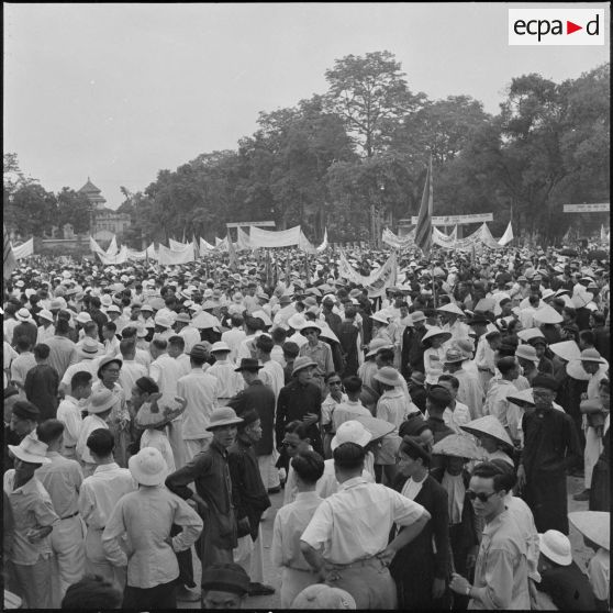 Foule assistant à la cérémonie de présentation du nouveau gouvernement d'Union nationale à Hanoï.