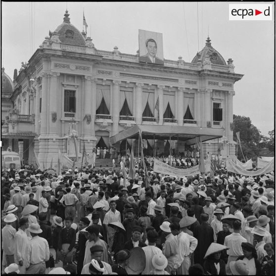 Foule assistant à la cérémonie de présentation du nouveau gouvernement d'Union nationale à Hanoï.